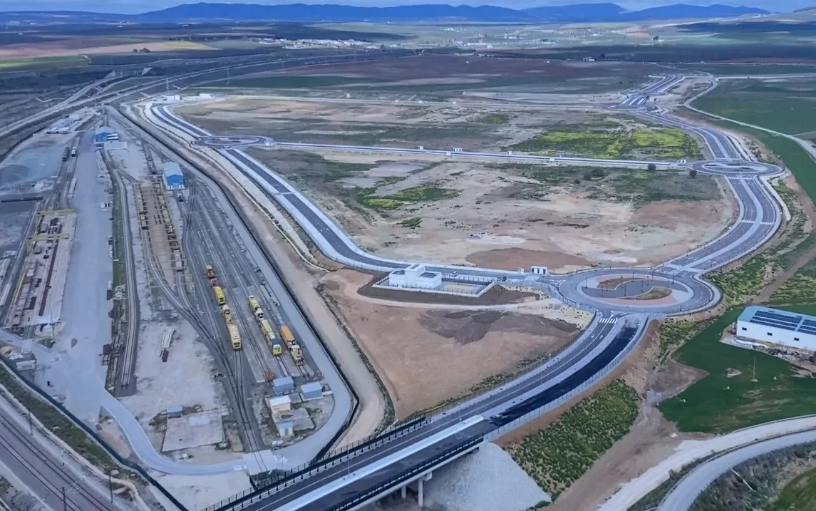 Antequera, una tierra de oportunidades 21 Vista aerea del Puerto Seco de Antequera abril 2024 e1766752485505