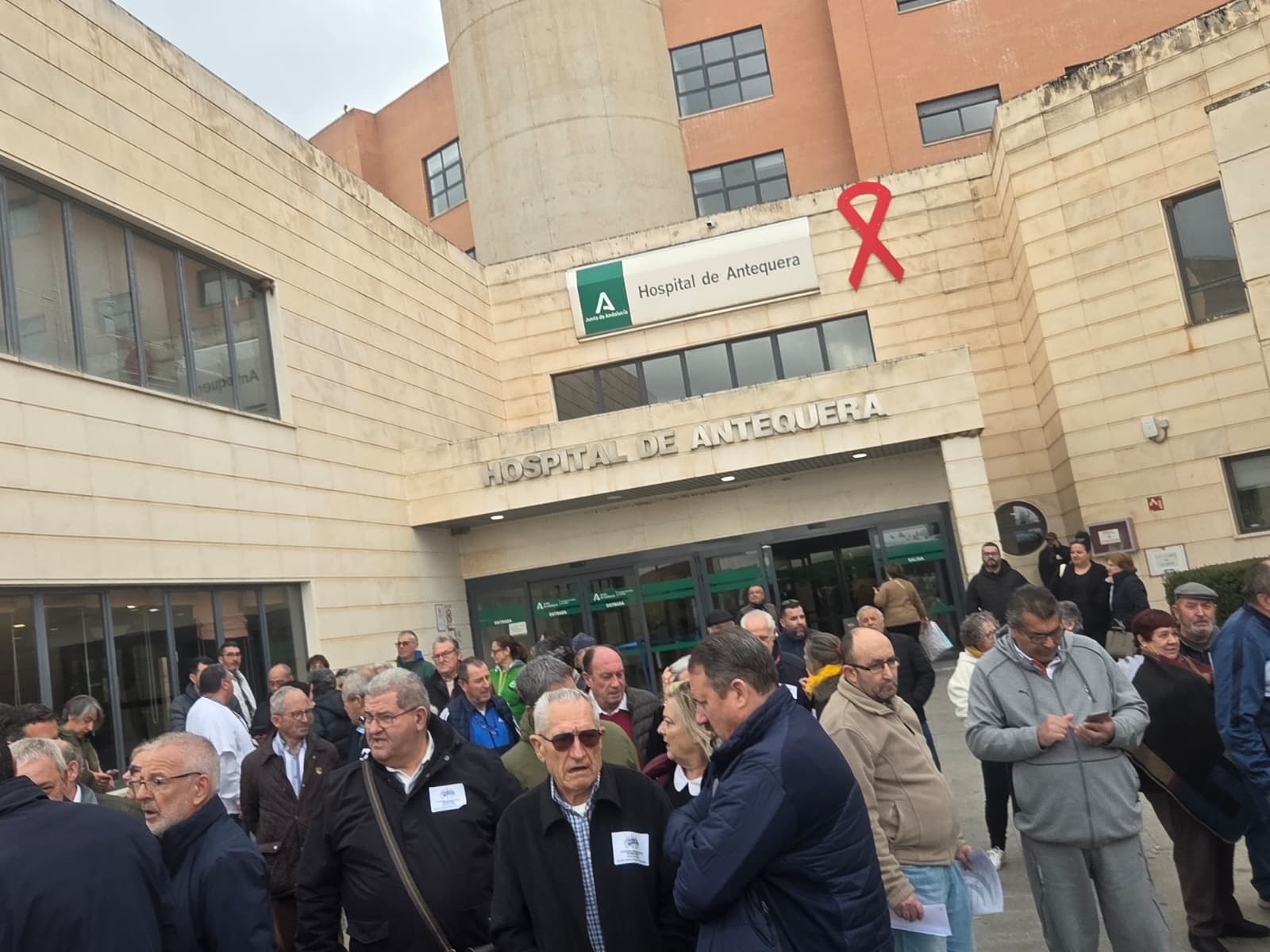 Multitudinaria concentración en el Hospital de Antequera por una sanidad "pública y de calidad" 53 WhatsApp Image 2025 12 02 at 11.36.11 1