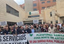 Multitudinaria concentración en el Hospital de Antequera por una sanidad «pública y de calidad»