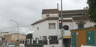 Polémica en Sierra de Yeguas por un semáforo radar con multas de 200 euros y 4 puntos: «Esto es un atraco»