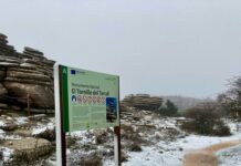 El invierno llega al paraje natural del Torcal de Antequera con los primeros copos de nieve