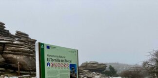 El invierno llega al paraje natural del Torcal de Antequera con los primeros copos de nieve