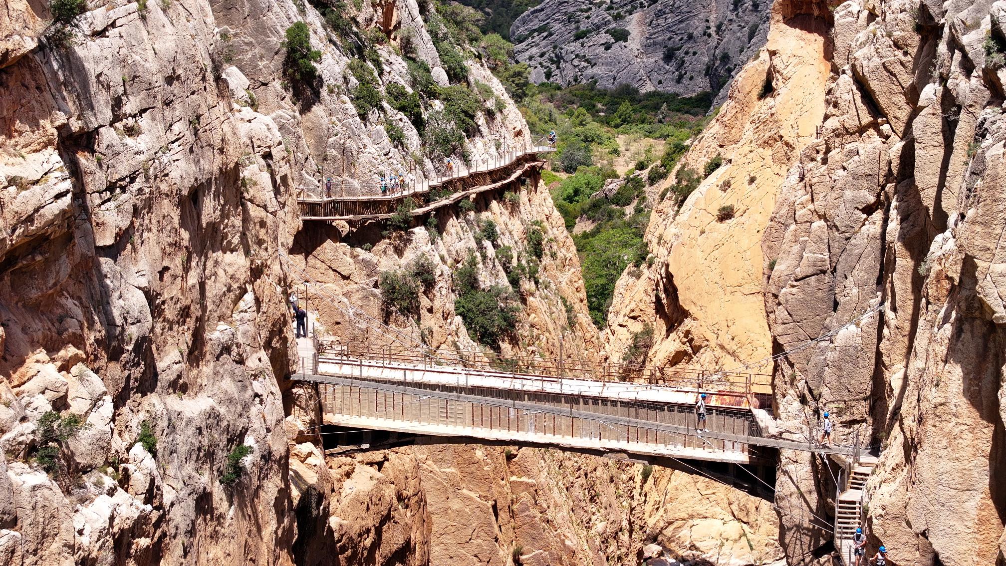 puente colgante y pasarela de salida del caminito del rey. vistas aerea 7