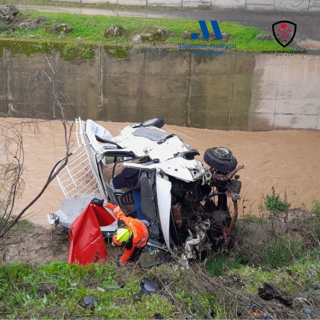 Herido y evacuado en helicóptero tras precipitar su coche por un puente en la A-45 por Casabermeja 1 G ryP2EWMAMdARN