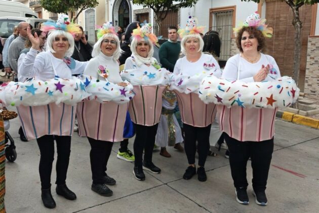 Grupo de mujeres disfrazadas de cupcake en el Carnaval 2025 de Cuevas de San Marcos