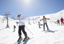 Esquí en Sierra Nevada, rutas en bicicleta, barranquismo o karting gratis para los jóvenes de la provincia de Málaga este invierno