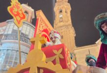 Los Reyes Magos hacen frente a la lluvia y reparten magia e ilusión por Antequera