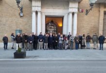 Emotivo minuto de silencio en Antequera por la tragedia ferroviaria de Adamuz: «Cualquiera de nosotros podría haber estado en uno de esos trenes»