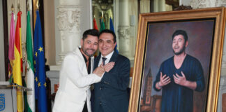 El pintor antequerano Antonio Montiel retrata a Miguel Poveda en el 50 aniversario del Concurso Nacional de Saetas de Málaga