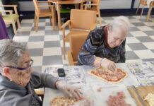 Los mayores de Archidona elaboran su primera pizza casera en el día mundial de esta receta