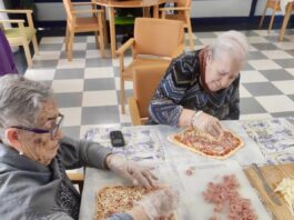 Los mayores de Archidona elaboran su primera pizza casera en el día mundial de esta receta