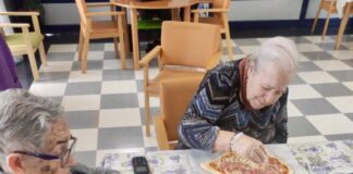 Los mayores de Archidona elaboran su primera pizza casera en el día mundial de esta receta