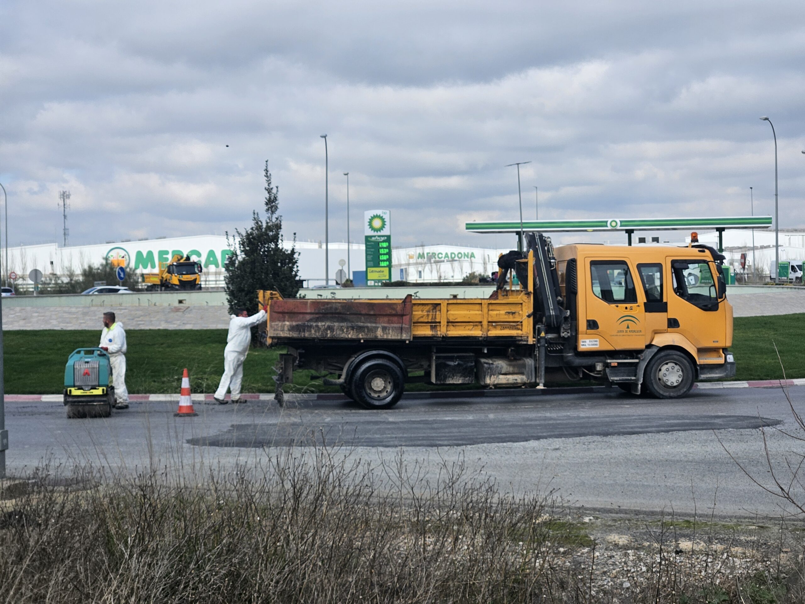 La Junta ejecuta el arreglo provisional del tramo de la carretera A-7282 entre el Romeral y la A-45 1 20260218 133807 scaled
