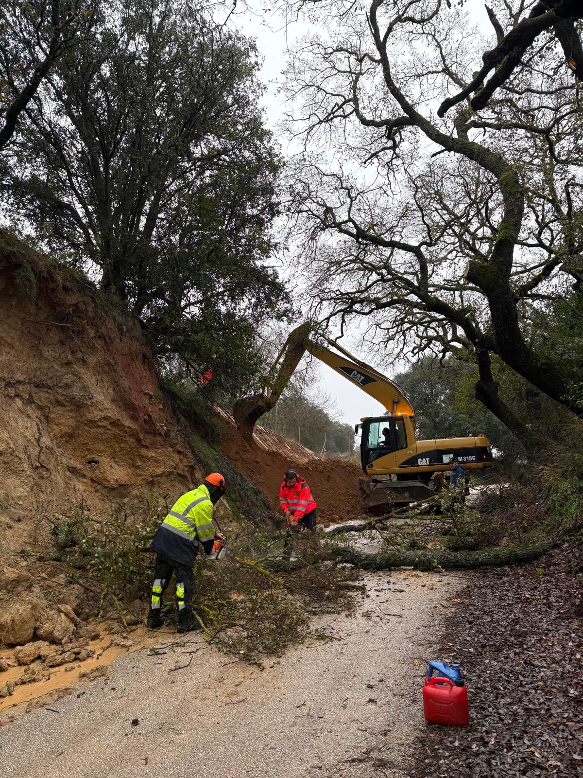 COMARCA Archidona acondiciona la carretera de las Vinas para su proxima reapertura tras el paso del temporal
