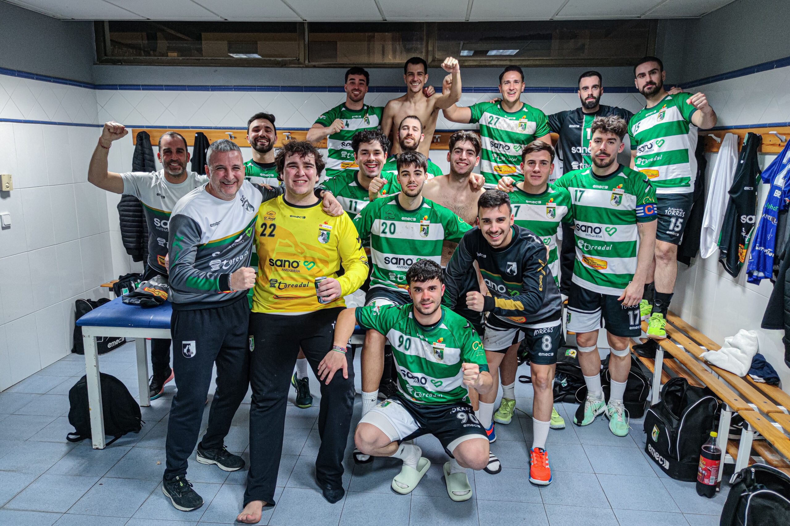 El Sano Antequera recupera sensaciones ante un incómodo Mijas en el Argüelles (27-21) 1 El equipo celebra la victoria en el vestuario scaled
