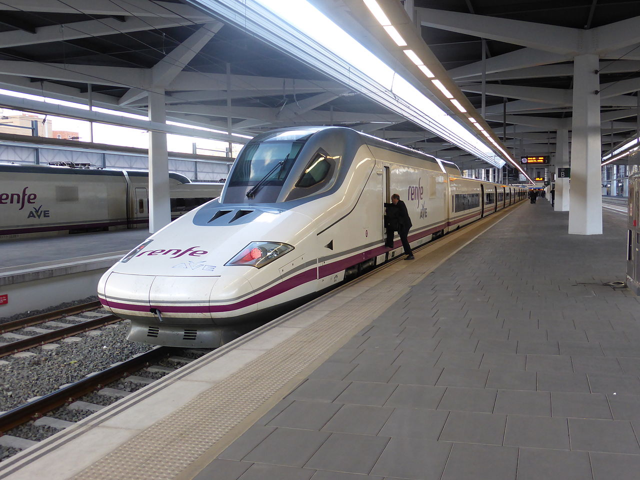 Tren AVE en la estacion de Valencia Espana Serie 112 de Renfe