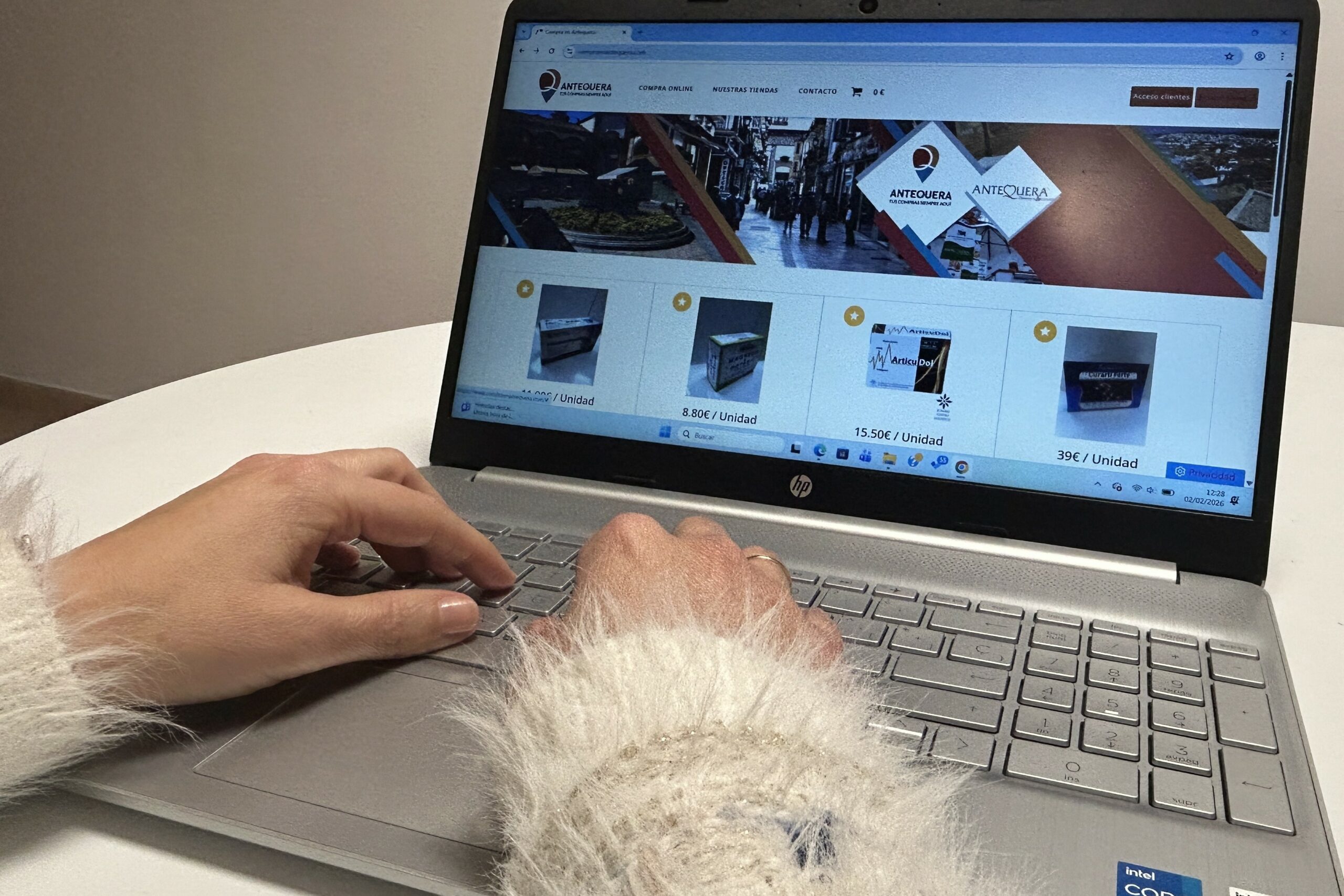 De los cupones online a los cheques regalo por San Valentín: El plan de la ACIA para repartir premios este febrero en Antequera 1 Usuaria entrando en la web compraenantequera.com scaled