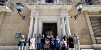 Antequera se suma al recuerdo nacional del 11M con un minuto de silencio frente al Consistorio