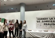 Jóvenes voluntarias de Alameda usan muñecas para denunciar el machismo en la música