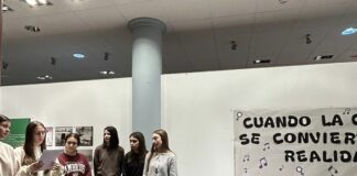 Jóvenes voluntarias de Alameda usan muñecas para denunciar el machismo en la música