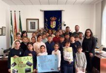 Campillos firma el compromiso contra los bulos climáticos en un proyecto que une a escolares y mayores