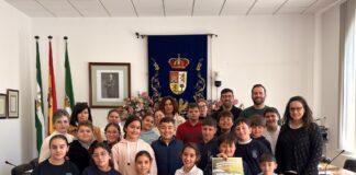 Campillos firma el compromiso contra los bulos climáticos en un proyecto que une a escolares y mayores