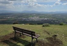 El Cerro de la Cruz estrena un banco panorámico para fomentar el turismo local