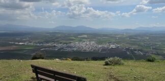El Cerro de la Cruz estrena un banco panorámico para fomentar el turismo local