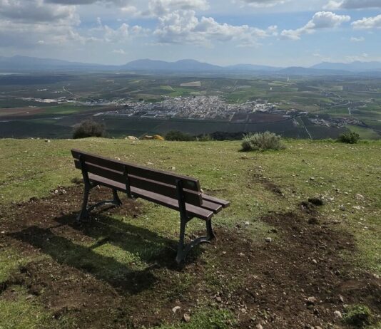 El Cerro de la Cruz estrena un banco panorámico para fomentar el turismo local
