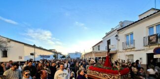 Los niños de Sierra de Yeguas celebran la procesión del Cristo del Amor