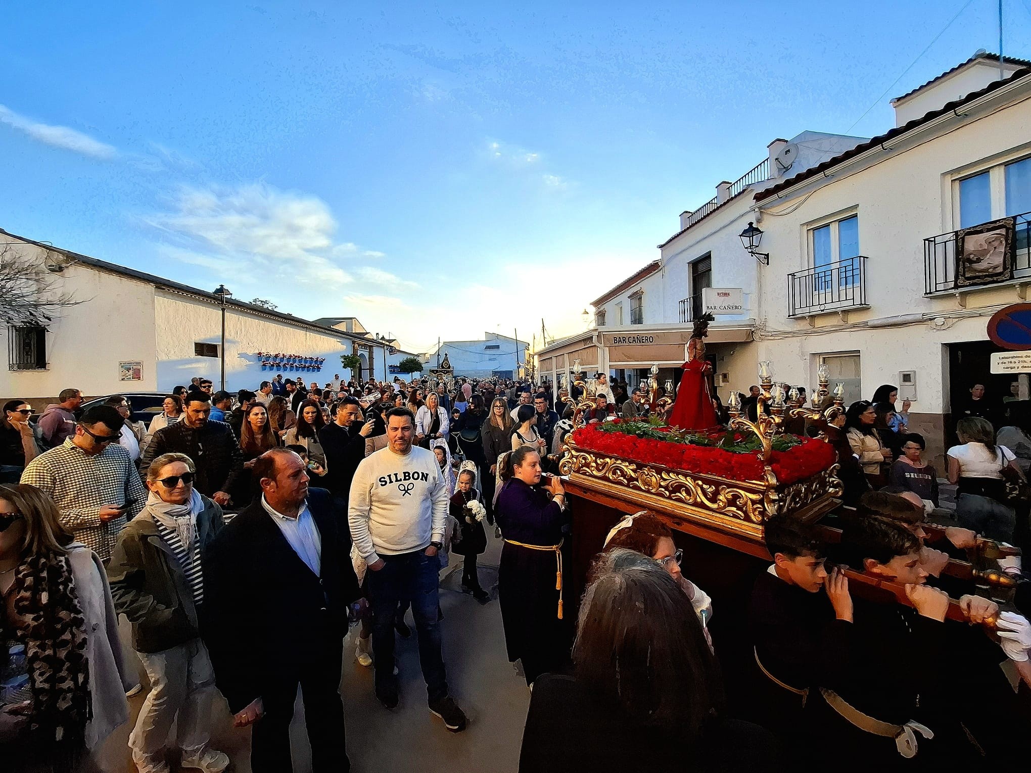 Los niños de Sierra de Yeguas celebran la procesión del Cristo del Amor 1 655439865 1257307146505178 8898606207204175129 n