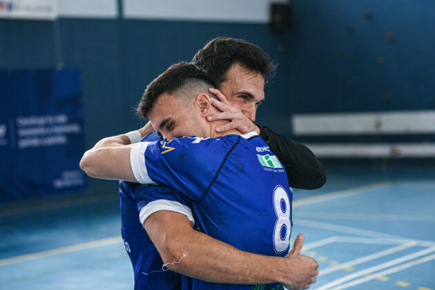 Abrazo de Javi Gonzalez e Ivan Munoz tras la victoria