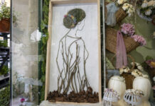 Floristería La Gardenia rinde homenaje al 8M con una obra de arte elaborada con elementos del campo antequerano