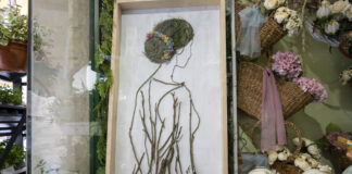 Floristería La Gardenia rinde homenaje al 8M con una obra de arte elaborada con elementos del campo antequerano