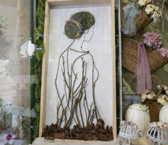 Floristería La Gardenia rinde homenaje al 8M con una obra de arte elaborada con elementos del campo antequerano
