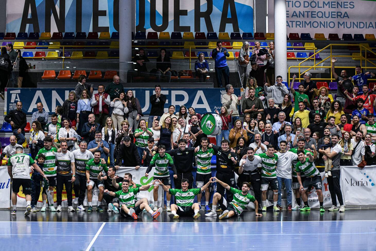 El equipo celebra la victoria ju