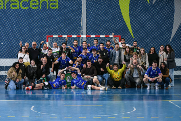 El equipo celebra la victoria junto a la aficion desplazada