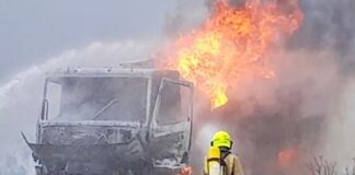 Controlado el incendio de un camión cisterna cargado de gasoil en Sierra de Yeguas