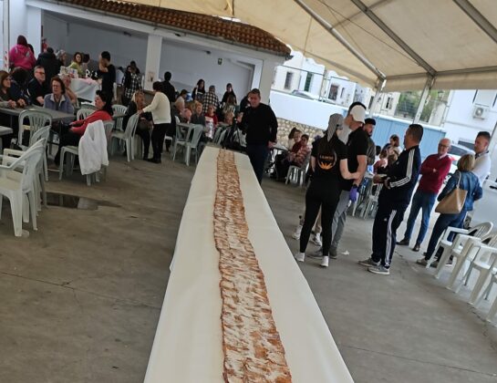 Torrija de 10 metros elaborada por la panaderia Galancho en 2025 e1773995629312