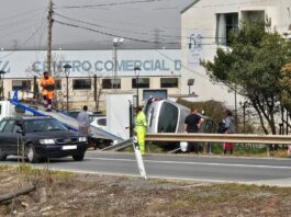 Un vehículo se sale en la A-7281 a la altura de ADIPA en Antequera