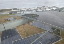 Alertan del vertido de restos de placas solares en Cañete la Real tras el temporal