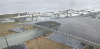 Alertan del vertido de restos de placas solares en Cañete la Real tras el temporal