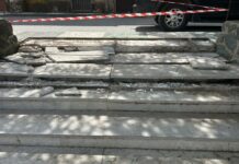 Un vehículo de grandes dimensiones destroza las escaleras de la Plaza de la Libertad en Villanueva del Trabuco