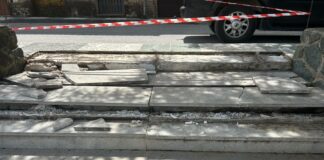 Un vehículo de grandes dimensiones destroza las escaleras de la Plaza de la Libertad en Villanueva del Trabuco