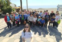 Medio centenar de vecinos de Campillos se suman a una jornada de marcha nórdica en Torre del Mar