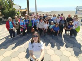Medio centenar de vecinos de Campillos se suman a una jornada de marcha nórdica en Torre del Mar