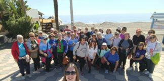 Medio centenar de vecinos de Campillos se suman a una jornada de marcha nórdica en Torre del Mar