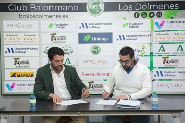 Firma del convenio entre el Club Balonmano Los Dolmenes y la ACIA