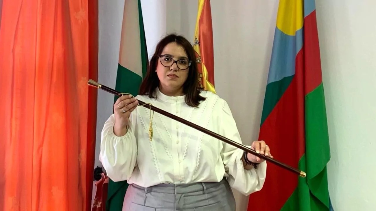 La alcaldesa de Humilladero interpone una denuncia tras recibir una carta amenazante: "Vivir desde el odio, la intimidación o el rencor no lleva a nada bueno" 1 La nueva alcaldesa de Humilladero Auxi Gomez con el baston de mando marzo 2024