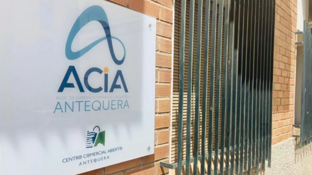 Logo de la ACIA en la entrada de